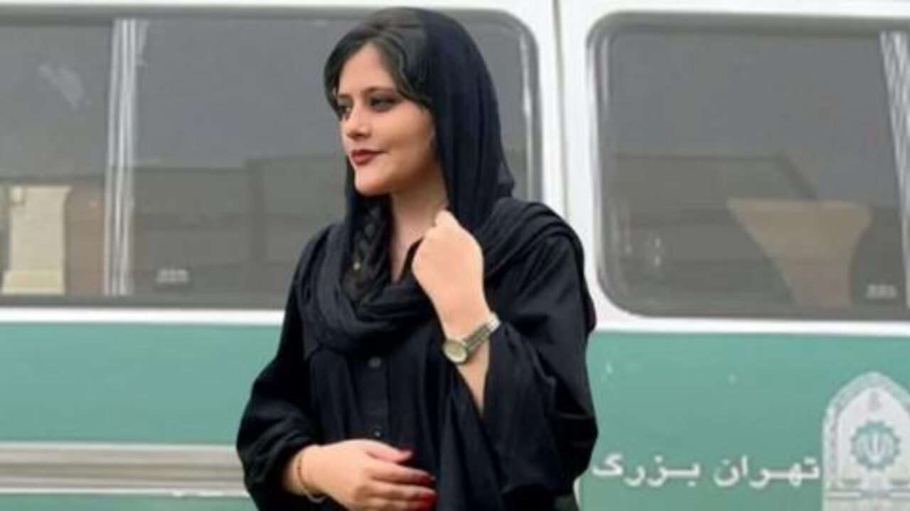 Mahsa Amini: İranlı Kadının Trajik Ölümü kapak fotoğrafı